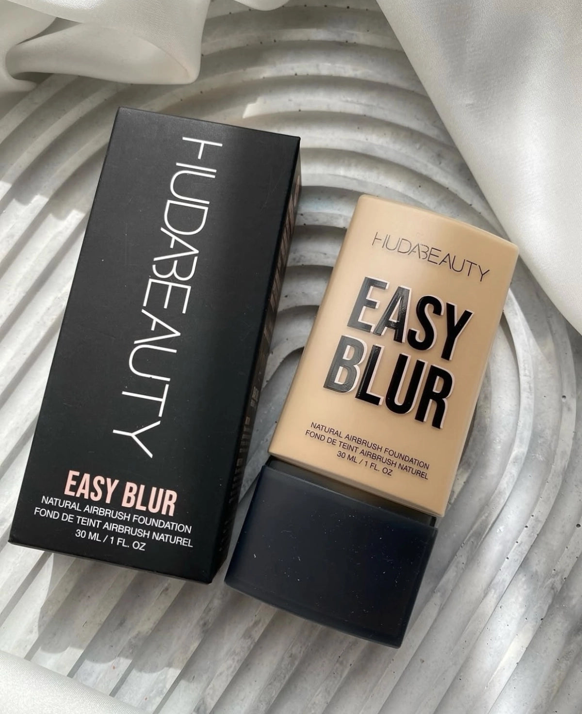 HUDA BEAUTY Easy Blur Foundation 30ml (Made in Italy)
